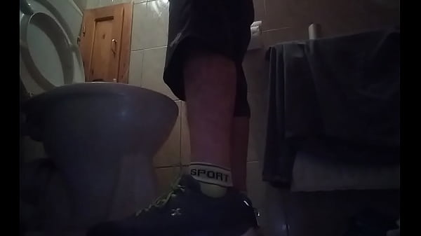 A guy with an uncut dick is peeing 