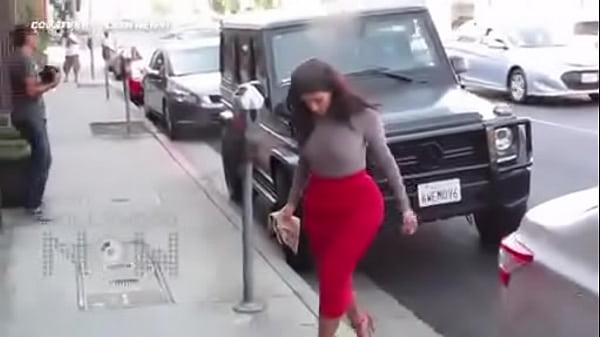 Video Kim KardashianB tt Too Big For Her Tight Skirt Can t_Get Out_Of Her C