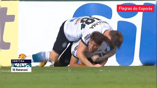 Gostosos comemoram gol agarrados – Flagras do Futebol
