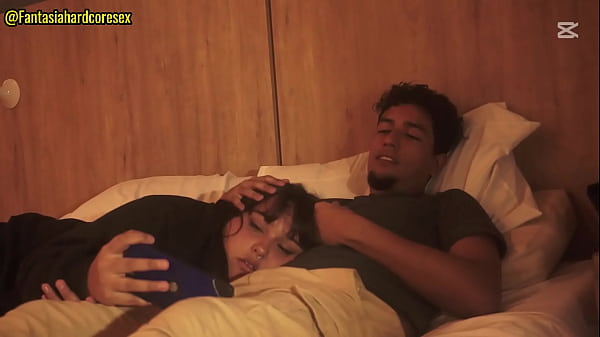 Mirando una pelicula con_mi hermanastra y_no pude_evitar_meter mi_pene en_su boca_al acostarse en_mis piernas