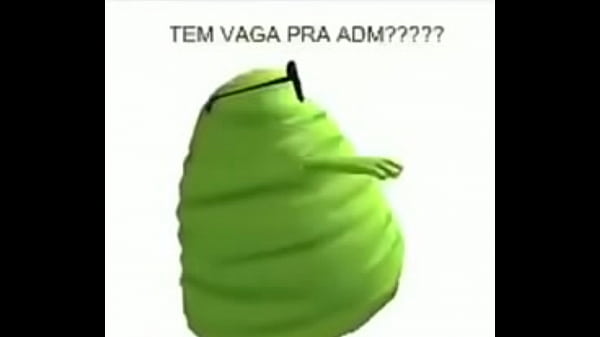 Mulher Gostosa Abaixando Sua Blusa Em P&uacute;blico thumbnail