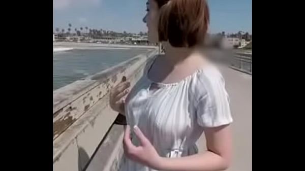 Nonton Mulher Gostosa Abaixando Sua Blusa Em P&uacute;blico thumbnail