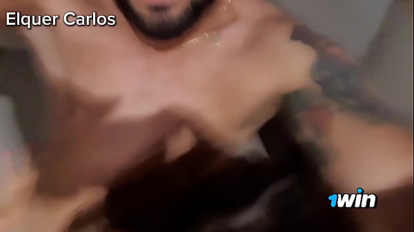 Menage durante transmiss&atilde;o do Kmarote. Elquer Carlos, Gabi Conkey e Elo Cardone elas chuparam, sentaram e deram o cu. 