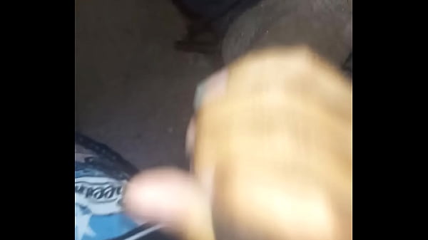 Una mamada r&aacute;pida en el ba&ntilde;o abandonado