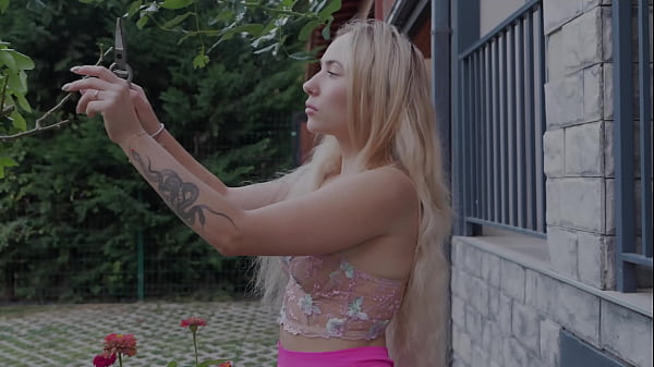 Nonton Pov: What Could Be Better Than A First Person Blowjob In A Flower Garden thumbnail