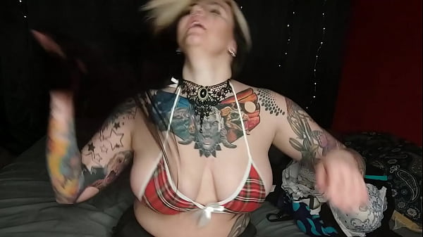 Nonton Cheerful Busty Tattooed Hottie Changes Bras And Comments On Them thumbnail