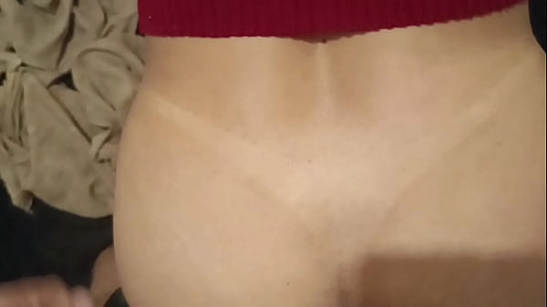 Ele me colocou de quatro e meteu no meu cu com for&ccedil;a e sem camisinha muito gostoso e prazeroso assim que eu gosto de gozar melhor que na buceta 