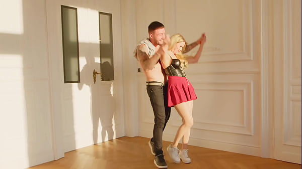 Novia le es_infiel asu novio y termina haciéndose_un trio_con su amigo