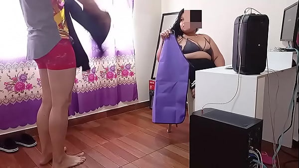 Soy el empleado de mi madrastra ycada vez que anda enojada me pone a trabajar desnudos yterminofollandomela enla oficina mientras losempleados casi_nos pillan