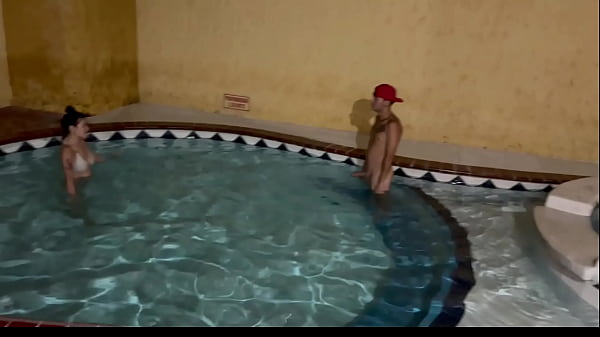 Mi Hermanastra Esta Gozando De La Piscina Es As&iacute; Como Aprovecho Para Proponerle Un Juego Muy Delicioso........se Que Le Va A Encantar thumbnail