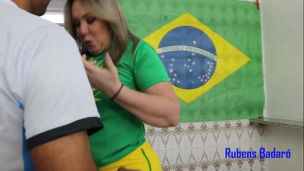 Play MP4 - Vov&oacute; torcedora brasileira chora na pica do argentino