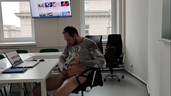 Uninhibited teacher cums during an online class 