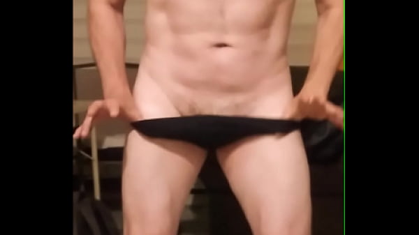 Bailando sexy en traje de baño y desnudandome al ritmo delbaile