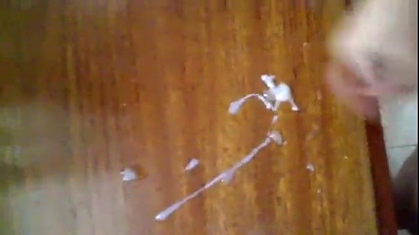 Gozando sobre a mesa depois de uma boa punheta