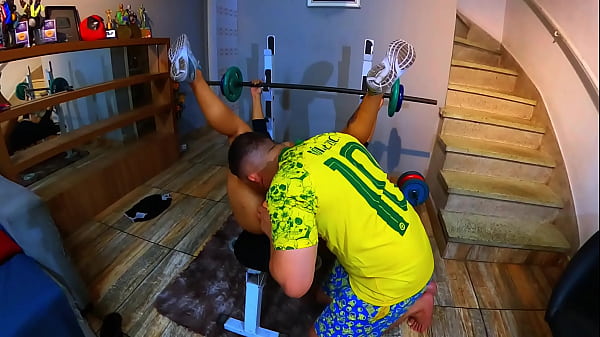 Foi fazer sexo com seu instrutor de academia e deu merda literalmente 