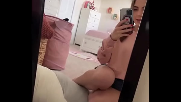 Star con hermosas piernas arrodillada 