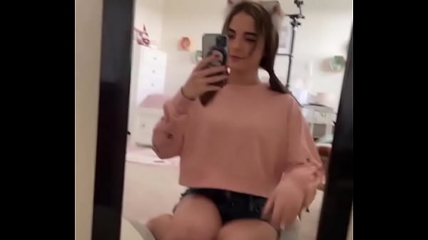 Nonton Star Con Hermosas Piernas Arrodillada thumbnail