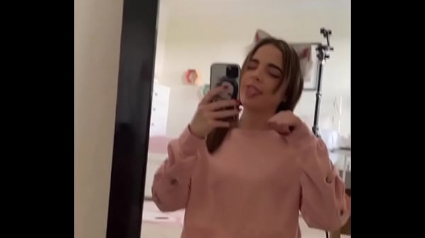 Star con hermosas piernas arrodillada 