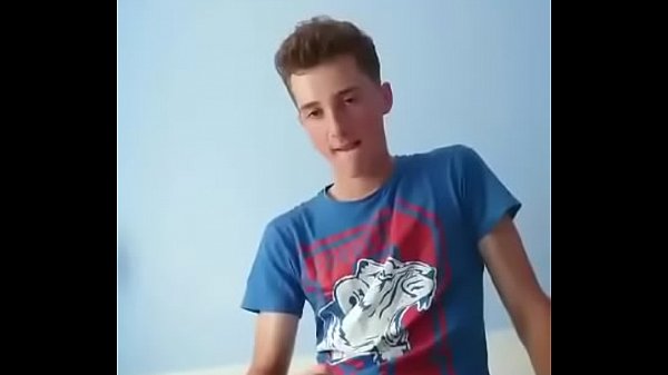 Novinho melando a barriga de porra 