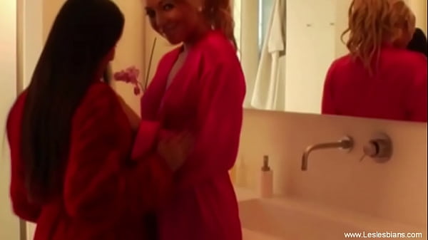 Play MP4 - Sexy And Wet Lesbian Lovers Hot