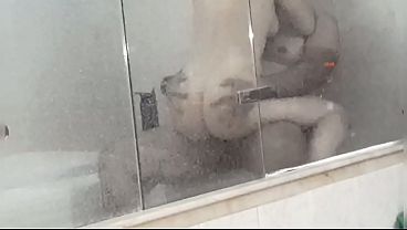Follando y comiendo el co?o humedo de mi Cu?ada en la ba?era da una rica mamada - joven gruesa de tetas naturales montando polla - Yulisahot - Andy Z 94