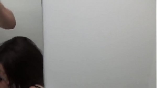 Play MP4 - Pompino nel camerino