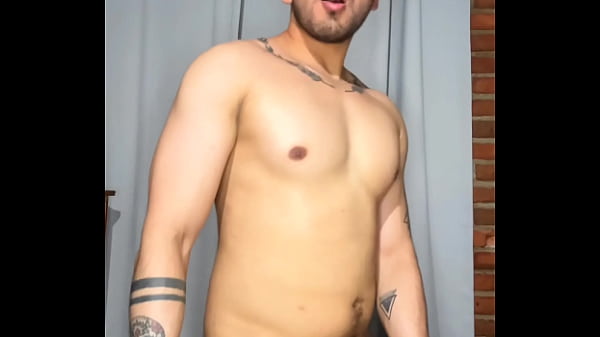 Macho fornicando un fleshlight lo pre&ntilde;a de leche 