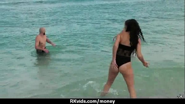 Amateur hottie takes cashfor public sex_20