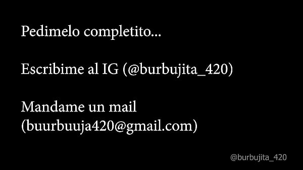 Jugando con el coloradito en el sillon 