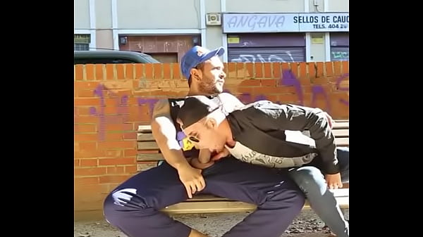 Play MP4 - V&iacute;deo- Chupou o pau do oper&aacute;rio dotado na rua - Famosos Nus