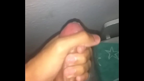 NEGRO TESUDO COM PAU PEQUENO BATE PUNHETA FRENETICAMENTE E GOZA GOSTOSO