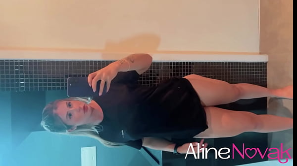 Play MP4 - Ano novo sozinha a loira gostosa se divertiu com suas lindas m&atilde;os