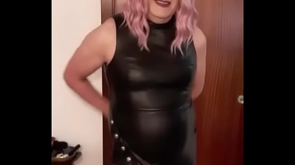 Leo crossdresser