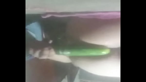 b. anal con un pepino asta el fondo 