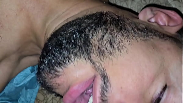 Amigo H&eacute;tero Derramou Sem Querer Leite Na Boca Do Gay Guloso. thumbnail