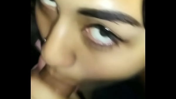 Amiga me consiente con una mamada 