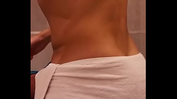 Veo a mi mejor amigo duchandose despu&eacute;s de la fiesta y no me resisto a meterme 