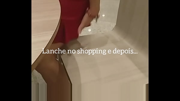 O cara que nos levou do shopping para casa gozou na minha perna 