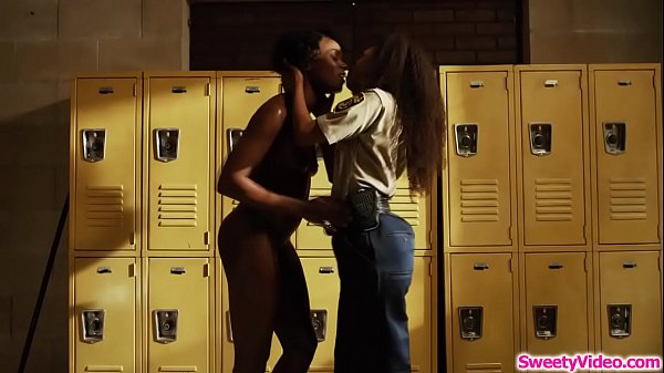 Ebony_inmate scissoring with dyke guard