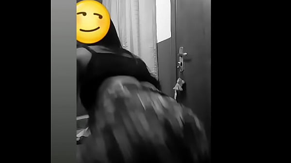 Novinha dan&ccedil_ando de shortinho apertado