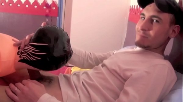 Je Filme Mon Pote Hetero En Trian De Baiser Une Poupee Gonflable thumbnail