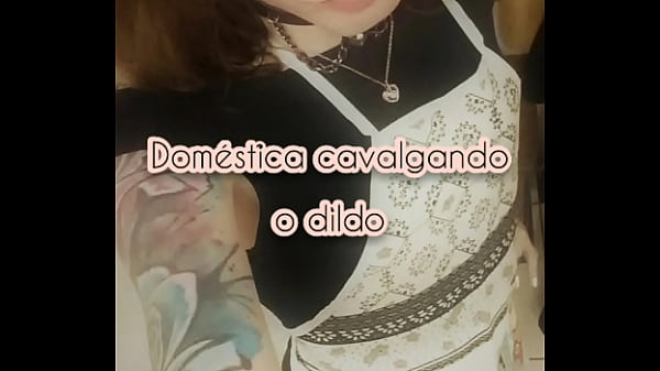 Domestica quicando no dildo