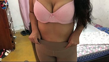 Yessy lee mostrando sus voluptuosas curvas con ropa apretada