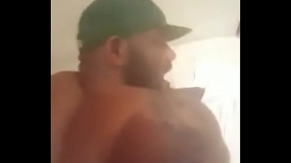 Negro brasileiro Rodrigo Beckmann de bon&eacute; sendo passivo 