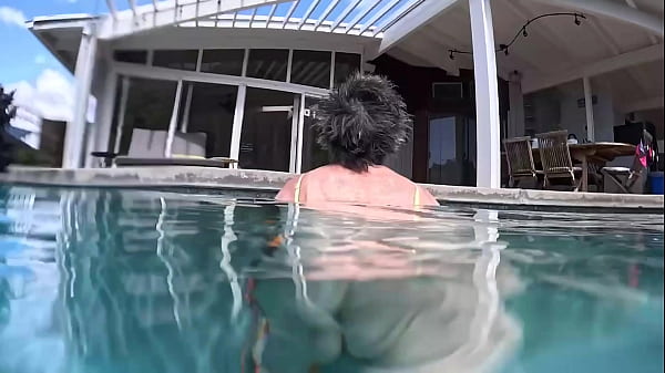 Play MP4 - We went swimming in a private pool in Hawaii Kai