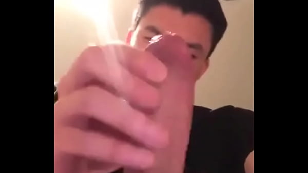 Cẩn thận d&iacute;nh l&ecirc;n mặt 