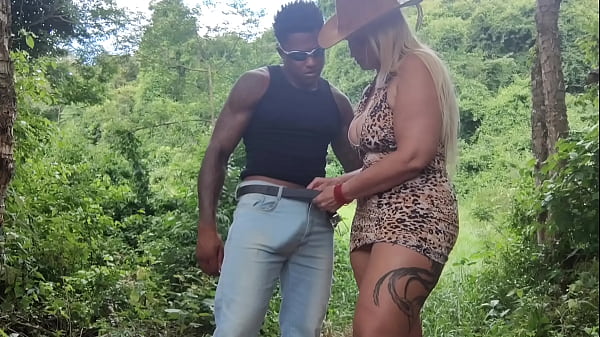 Play MP4 - Sexo selvagem em p&uacute;blico&comma; O turista na floresta fode o cuzinho da Tiffany com for&ccedil;a com sua anaconda enorme &comma; deixou toda arrombado ao extreme &quest;0 anal