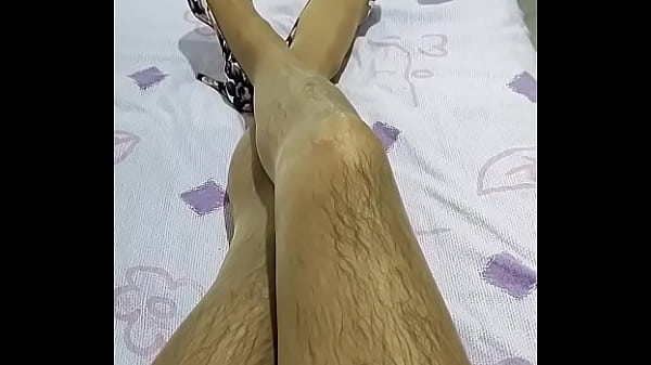 Deliciosa travesti desnuda en zapatillas y mis pantimedias 