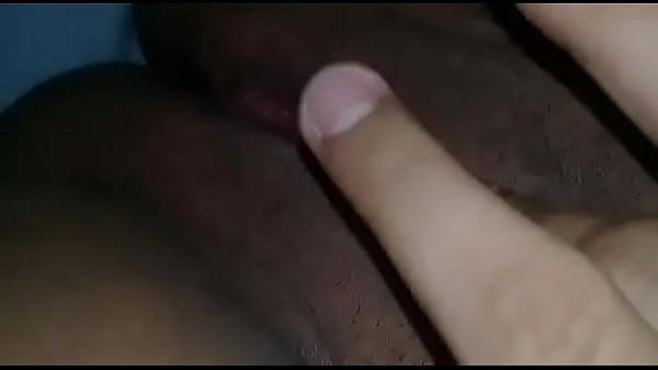 Casada batendo uma siririca para o amante (2/2) 