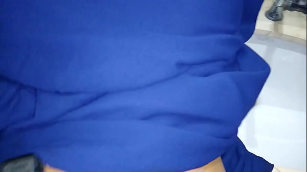 Nos escapamos al baño_del bar para terminar_en un rapidito